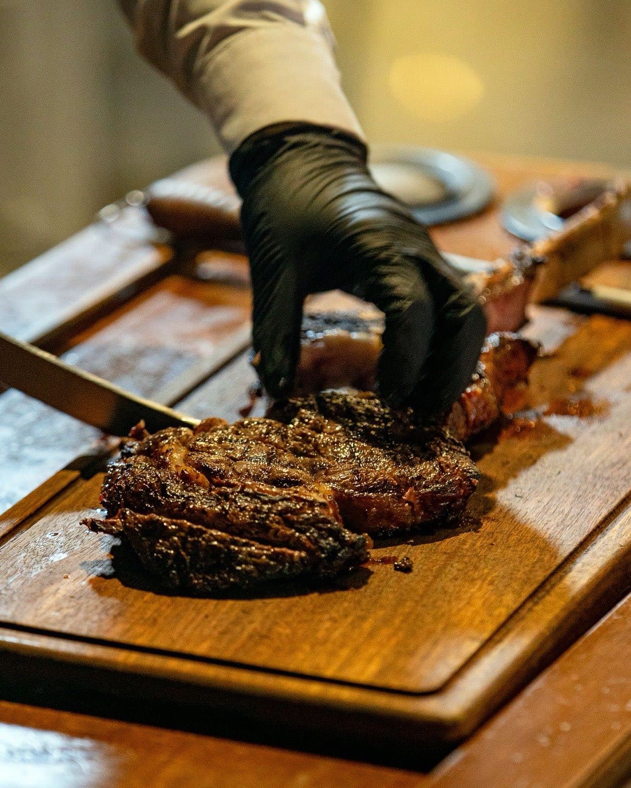 Carne sendo fatiada na tábua